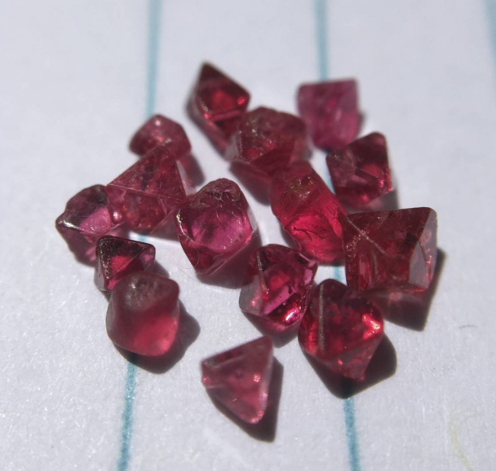 cristaux-de-spinelle-rose